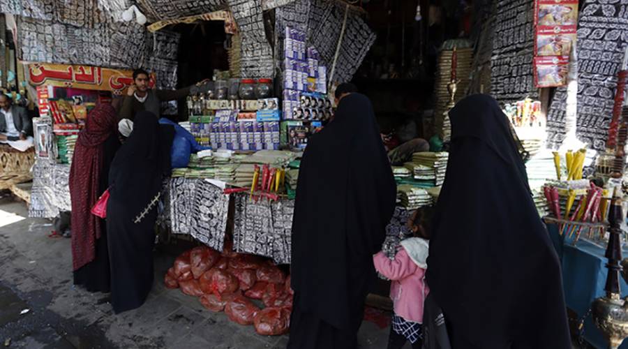 النساء في اليمن .. من أحاديث الموضة إلى أحاديث السياسة وهموم الحرب